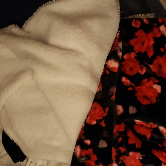 VICTORIA SECRET Sherpa Red 🌹 Rose Blanket RARE CANOT FIND ANYMORE - Picture 3 of 4